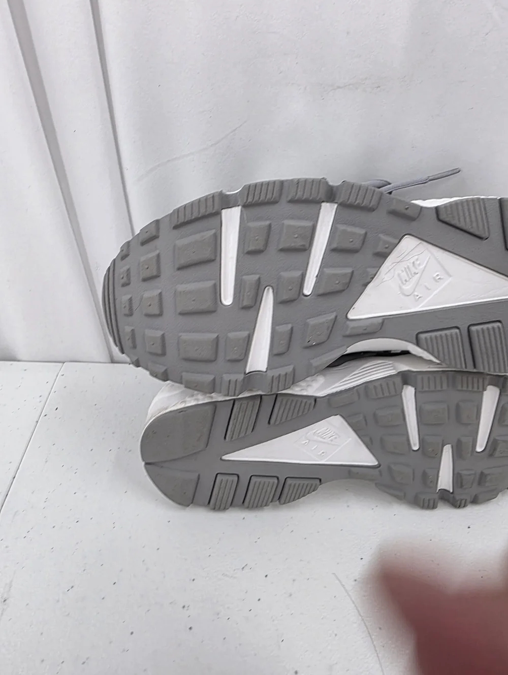 Nike Air Huarache Run SE Women Running Shoes Size 6.5 Metallic Silver 859429-002